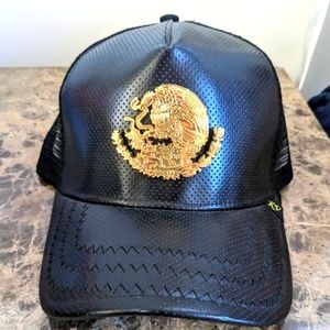 Mexican shield snapback vlack